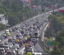 15 Temmuz Şehitler K&ouml;pr&uuml;s&uuml;&rsquo;nde metrob&uuml;s&uuml;n &ccedil;arptığı motosikletin s&uuml;r&uuml;c&uuml;s&uuml; yaralandı