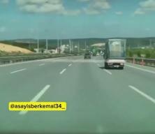 İstanbul'da facianın eşiğinden d&ouml;n&uuml;ld&uuml;: Kamyonetin kasasından yola malzeme yağdı!