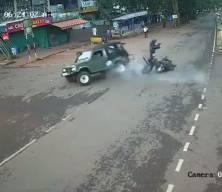 Hindistan'da korkun&ccedil; &ccedil;arpışma: Motosikletli havaya fırladı, cip takla attı!