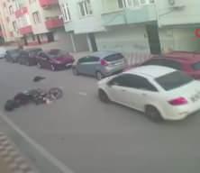 Aniden yola &ccedil;ıkan &ccedil;ocuğa motosiklet &ccedil;arptı! Kaza anı kamerada