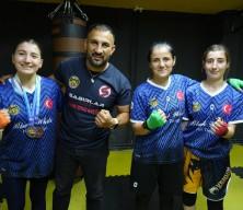 Anne ve iki kızı aynı ringde şampiyonluk i&ccedil;in &ccedil;alışıyor