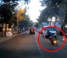 Avcılar&rsquo;da motosikletten inerken d&uuml;şt&uuml;; otomobilin altında kalmaktan son anda kurtuldu