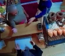 Bağcılar'da iş yeri sahibi işletmeci kadını &ccedil;ocuklarının yanında darbetti 