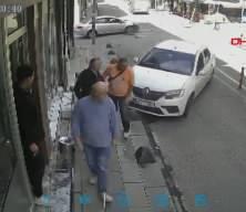 Bayrampaşa'da savrulan otomobil berber d&uuml;kkanına daldı: 2&rsquo;si ağır, 5 yaralı