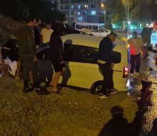 Bir Ankara klasiği: Yağmur yağdı, yol &ccedil;&ouml;kt&uuml;, onlarca ara&ccedil; mahsur kaldı!