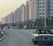 &Ccedil;e&ccedil;enistan lideri Kadirov y&uuml;zde 99.85&rsquo;lik başarıyla sandıktan &ccedil;ıktıktan sonra Grozni sokaklarında Cadillac Eldorado ile zafer turu attı