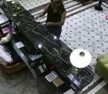 Fatih'te otel &ccedil;alışanlarından 50 milyon liralık vurgun: Paraları &ccedil;aldıkları anlar kameraya yansıdı