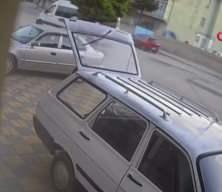Freni patlayan minib&uuml;s taksiyi s&uuml;r&uuml;kledi
