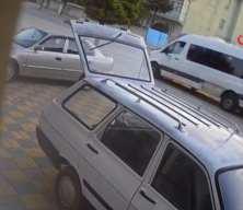 Freni patlayan minib&uuml;s taksiyi s&uuml;r&uuml;kledi