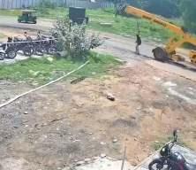Hindistan&rsquo;da kan donduran ihmal: Okula giden kızın &uuml;zerinden vin&ccedil; ge&ccedil;ti!