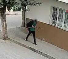Manisa&rsquo;da okul &ouml;n&uuml;nde dehşet sa&ccedil;an saldırgan b&ouml;yle g&ouml;r&uuml;nt&uuml;lendi!