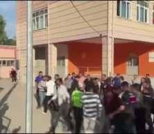 Manisa'da okul &ouml;n&uuml;nde silahlı saldırı: Yaralı &ouml;ğrenciler var