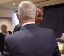 Netanyahu ile sarılma Atina&rsquo;yı b&ouml;ld&uuml;: &ldquo;D&uuml;nya dışlıyor, siz kucaklıyorsunuz&rdquo;