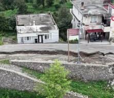 Rize'de heyelan sonrası korkutan manzara! İkiye ayrılan yol 60 santimetre &ccedil;&ouml;kt&uuml;
