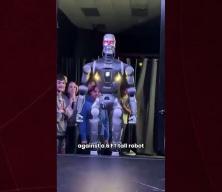 Robot ile insanın karşılaştığı m&uuml;sabaka nefesleri kesti! Robot rakibini nakavt etti!