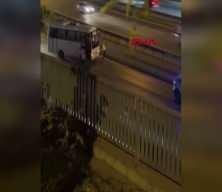 Sultangazi'de arızalanan midib&uuml;s&uuml; yol kenarına iten kadın polis kamerada