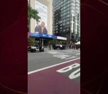 T&uuml;rkevi'nde D&uuml;nya 5'ten b&uuml;y&uuml;kt&uuml;r mesajı Trump'ın ge&ccedil;işi sırasında g&ouml;r&uuml;nt&uuml;lendi