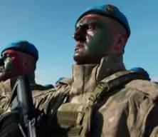 T&uuml;rkiye'nin S&ouml;ke hamlesi komşuda panik yarattı: Sınırın dibine konuşlandılar!