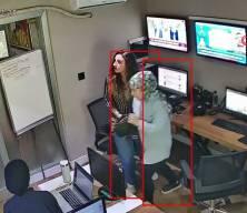 Yerel televizyon &ccedil;alışanlarının deprem paniği kamerada