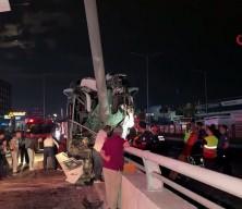 Yolcu otob&uuml;s&uuml; direğe &ccedil;arptı 11 kişi yaralandı