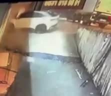 Beylikd&uuml;z&uuml;'nde feci kaza: Kontrolden &ccedil;ıkan otomobil d&uuml;kkana daldı!