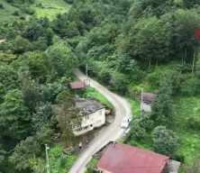 Artvin'de anlaması g&uuml;&ccedil; olay! 35 yıllık evin altından fışkırıyor