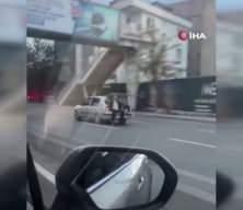 Avcılar'da akılalmaz yolculuk: Otomobilin a&ccedil;ık bagajında yolculuk yaptı