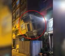 Bakırk&ouml;y'de 2 katlı metruk binanın &ccedil;&ouml;kmesi kamerada