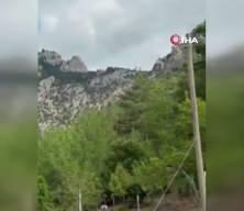 Deprem sırasında yama&ccedil;tan kopan dev kaya k&uuml;tlesi korkuttu