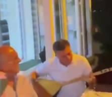 Ezanı duyuyorlar ama bozuntuya vermeden t&uuml;rk&uuml; s&ouml;yl&uuml;yorlar: &Ouml;zg&uuml;r &Ouml;zel'in yeni g&ouml;r&uuml;nt&uuml;leri