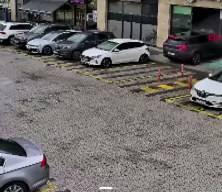 Gaz ile freni karıştırdı: &Ouml;n&uuml;ndeki ara&ccedil;la birlikte kafeye girdi