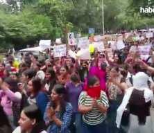 Hindistan'da binlerce &ouml;ğrenci, &uuml;niversitede tecav&uuml;z iddialarını protesto etti