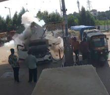 Hindistan'da dolum yapan CNG'li ara&ccedil; patladı: 2 yaralı