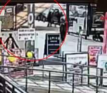 Kadık&ouml;y'de inşaatın dış koruma kaplamasının yayaların &uuml;zerine devrildiği anlar kamerada