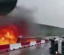 Meksika'da kaygan yolda kontrol&uuml;n&uuml; kaybeden tır alev aldı