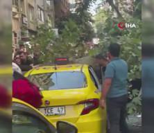 Nişantaşı'nda korku dolu anlar! K&ouml;k&uuml;nden s&ouml;k&uuml;len ağa&ccedil; ara&ccedil;ları b&ouml;yle ezdi