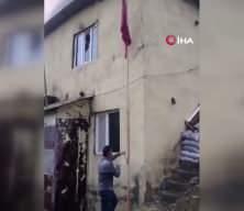 Okul yangınında y&uuml;rekleri ısıtan an: Alevlerin arasından T&uuml;rk bayrağını b&ouml;yle kurtardı