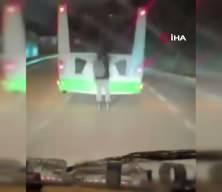 Otob&uuml;s&uuml;n arkasına tutunarak patenle yolculuk etti