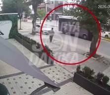 Sakarya'da feci kaza anı kamerada: Otomobilin &ccedil;arptığı yaya metrelerce havaya fırladı