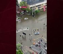 Sel felaketi eğlenceye d&ouml;n&uuml;şt&uuml;: Tayland sokaklarında jet ski şovu