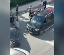 İstanbul trafiğinde bildik manzara: Caddeyi ringe &ccedil;evirdiler