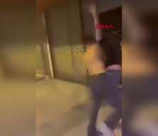 Sokak ortasında yumruklu d&uuml;ello: Arkadaşları ayırmak yerine ateşe k&ouml;r&uuml;kle gitti