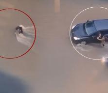 Sultanbeyli'de akıntıya kapılan &ccedil;ocuğu s&uuml;r&uuml;c&uuml; kurtardı