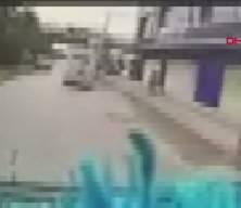 Minib&uuml;s şof&ouml;r&uuml;, yolcularla konuşurken kaza yaptı