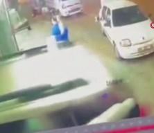 81 yaşındaki s&uuml;r&uuml;c&uuml; aracı yol kenarına park etmek isterken markete daldı