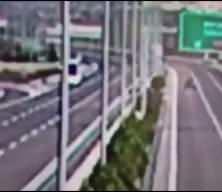 Manisa'da 11 kişinin &ouml;ld&uuml;ğ&uuml; feci kaza anı kamerada: Faciada 3 kişi g&ouml;zaltına alındı