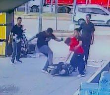 Adana'da akran zorbalığı kamerada: Sokak ortasında tekme tokat d&ouml;v&uuml;p s&uuml;r&uuml;klediler
