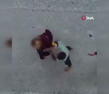 Cadde ortasında tartıştığı kadının boğazını sıktı yerde s&uuml;r&uuml;kledi! Eskişehir'den inanılmaz g&ouml;r&uuml;nt&uuml;ler