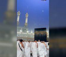 Kabe'de M&uuml;sl&uuml;manlar sağanak altında akşam namazı kıldı