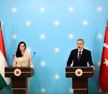 Macaristan Dışişleri Bakanı Orban'dan Hakan Fidan'a T&uuml;rk&ccedil;e s&uuml;rprizi